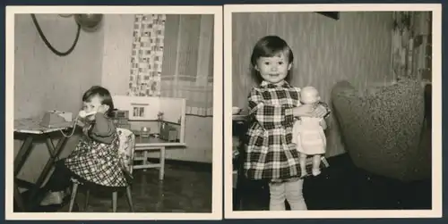 2 Fotografien niedliches Mädchen mit Puppe, Puppenstube & Spielzeug-Telefon