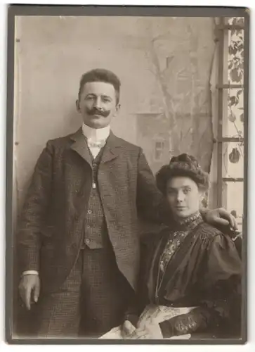 Fotografie Paar im feinen Zwirn, Hausfrau mit Halskette & modischer Frisur