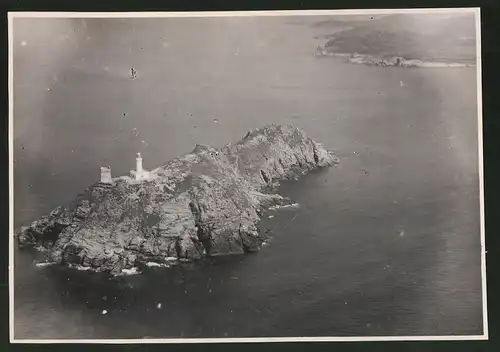 Fotografie Fotograf unbekannt, Ansicht Korsika, Insel mit Leuchtturm