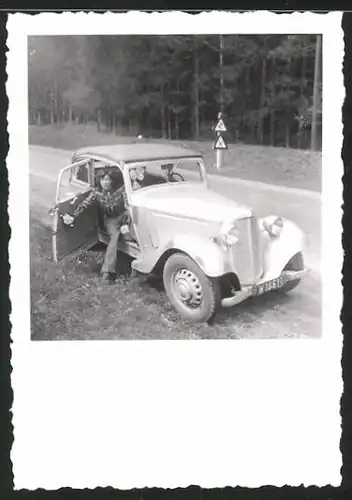 Fotografie Auto Cabrio, junge Frau sitzt im PKW