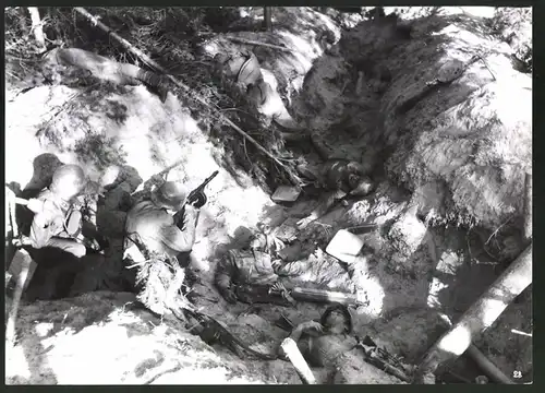 Fotografie Kriegsfilm "Der Unbekannte Soldat" von 1956, Filmszene Trommelfeuer in Karelien, Gefecht im Schützengraben