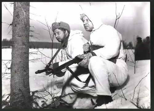 Fotografie Kriegsfilm 1956 "Der Unbekannte Soldat", Filmszene Trommelfeuer in Karelien, Soldaten in Wintertarnuniform