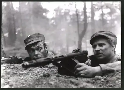 Fotografie Kriegsfilm "Der Unbekannte Soldat", Filmszene Trommelfeuer in Karelien, Soldaten feuern aus Schützengraben