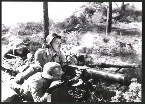 Fotografie Kriegsfilm "Der Unbekannte Soldat" von 1956, Filmszene Trommelfeuer in Karelien, MG-Stellung unter Feuer