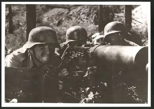Fotografie Kriegsfilm "Der Unbekannte Soldat" von 1956, Filmszene Trommelfeuer in Karelien, MG-Stellung im Feuergefecht