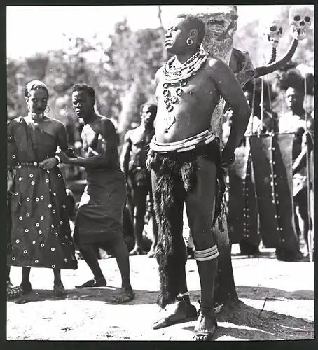 Fotografie Filmszene aus "Bosambo", Schauspieler Paul Robeson von Kannibalen gefesselt