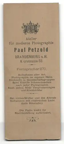 Fotografie Paul Petzold, Brandenburg a. H., Elegante Dame mit Hut im Mantel
