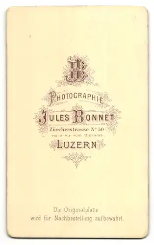 Fotografie Jules Bonnet, Luzern, Portrait elegante junge Dame mit Jabot und Haarnetz