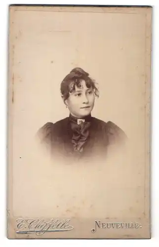 Fotografie E. Chiffelle, Neuveville, Hübsche junge Frau im schwarzen Kleid