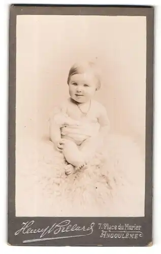 Fotografie Henry Billard, Angouleme, Niedliches Kleinkind auf einem Fell