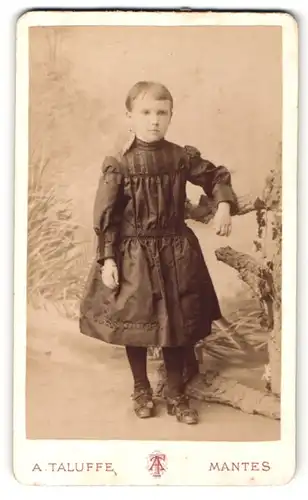 Fotografie A. Taluffe, Mantes, Portrait niedliches kleines Mädchen mit Ponyhaarschnitt