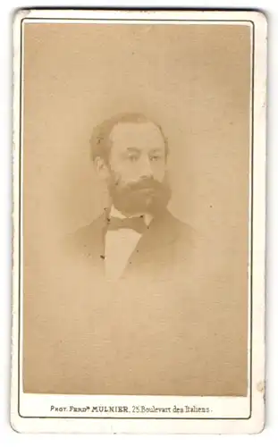 Fotografie Ferd. Mulnier, Paris, Portrait edler Herr mit Vollbart und Fliege