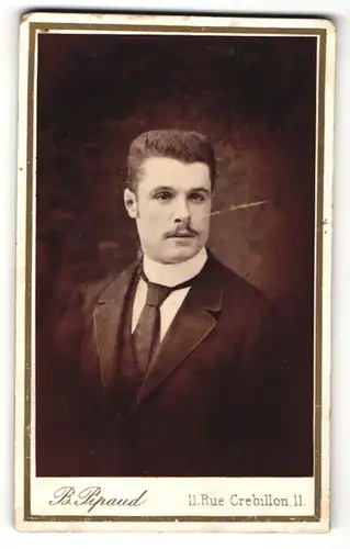 Fotografie B. Pipaud, Nantes, Portrait junger Mann im Anzug mit Krawatte
