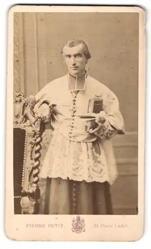 Fotografie Pierre Petit, Paris, Portrait kathol. Geistlicher in Ornat