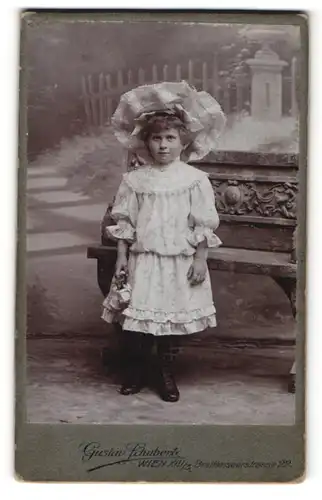Fotografie Gustav Schubert, Wien, Portrait kleines Mädchen in Kleid mit Hut