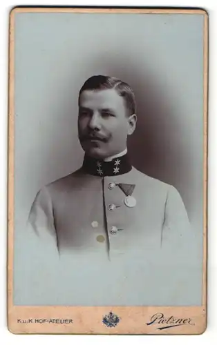 Fotografie Pietzner, Wien, Portrait Soldat mit Orden