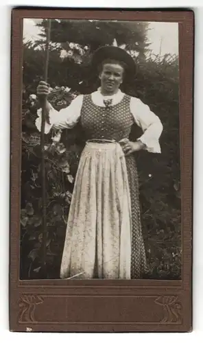 Fotografie Maid in Tracht mit Hut