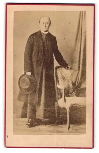Fotografie kathol. Geistlicher in Mantel mit Hut