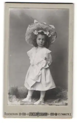 Fotografie Gebr. Laifle, Regensburg, Portrait kleines Mädchen in Kleid mit Hut