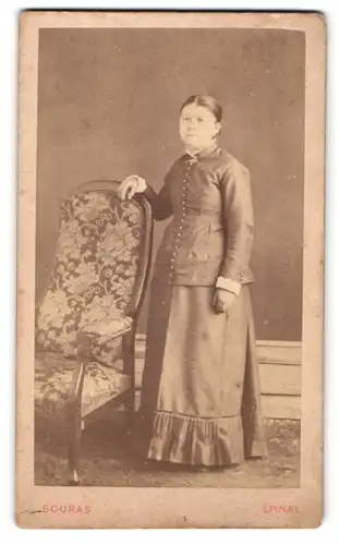 Fotografie Bouras, Epinal, Portrait junge Frau in zeitgenöss. Kleidung