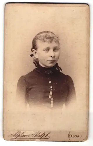 Fotografie Alphons Adolph, Passau, Portrait Mädchen mit zusammengebundenem Haar