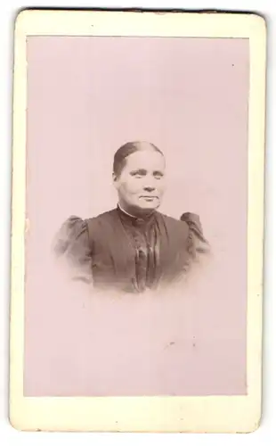 Fotografie unbekannter Fotograf und Ort, Portrait Frau mit zusammengebundenem Haar
