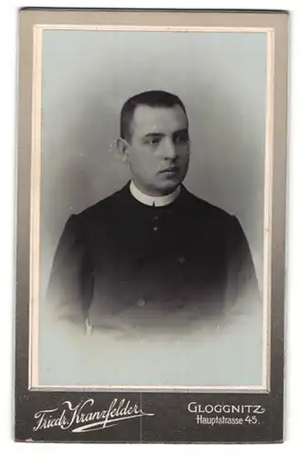 Fotografie Friedr. Kranzfelder, Gloggnitz, Portrait junger Geistlicher mit Bürstenhaarschnitt