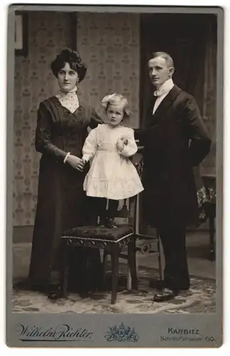 Fotografie Wilhelm Richter, Karbitz, Portrait gutbürgerliche junge Familie