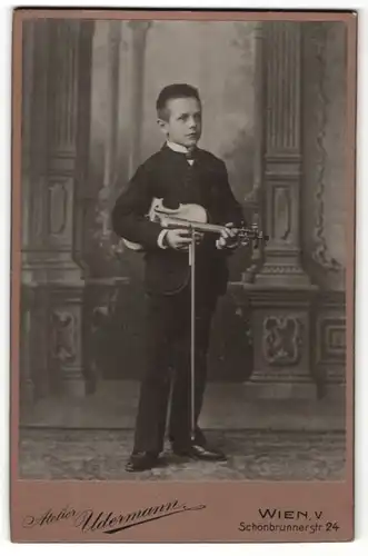 Fotografie Atelier Udermann, Wien, Portrait Knabe mit Geige, kleiner Violinist