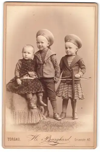 Fotografie H. Burghard, Torgau, Portrait Kinder mit Spielzeugarmbrust