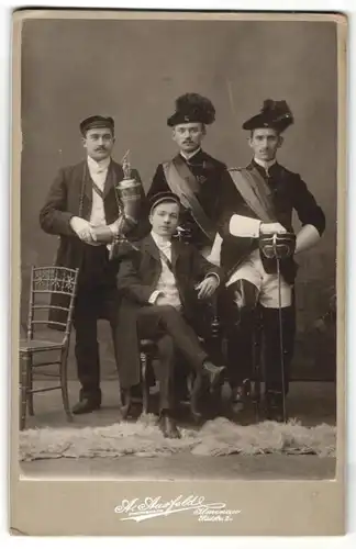 Fotografie A. Ausfeld, Ilmenau, Portrait Burschenschaftler in vollem Wichs mit Trinkhorn