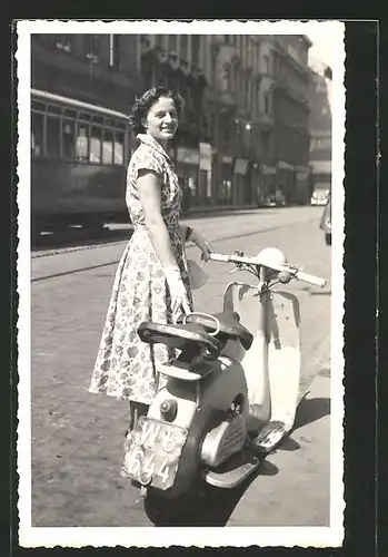 Foto-AK Junge Frau im Sommerkleid mit Lohner-Motorroller