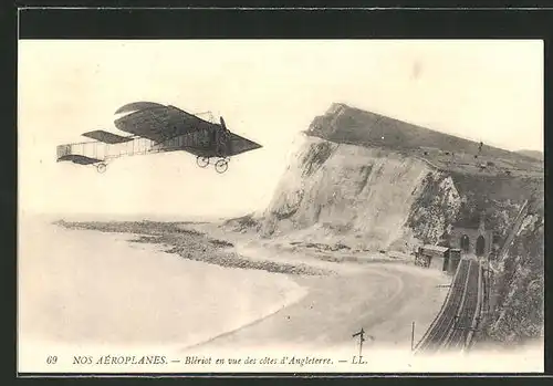 AK Blériot en vue des cotes d'Angleterre, Blériot in seinem Flugzeug über der englischen Küste