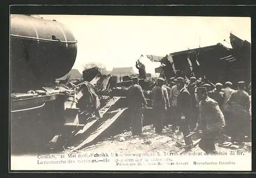 AK Contich, Eisenbahnkatastrophe 21. Mai 1908, Helfer am Wrack