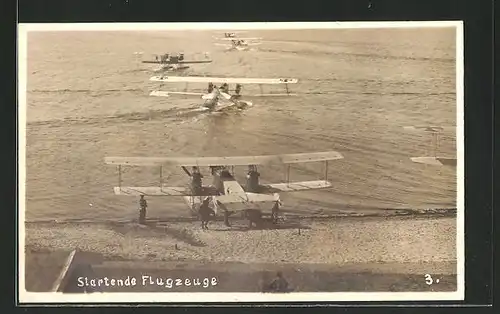 AK Startende Wasserflugzeuge am Strand