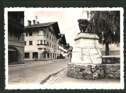 AK Wörgl, Gefallenen-Denkmal mit Strassenpartie