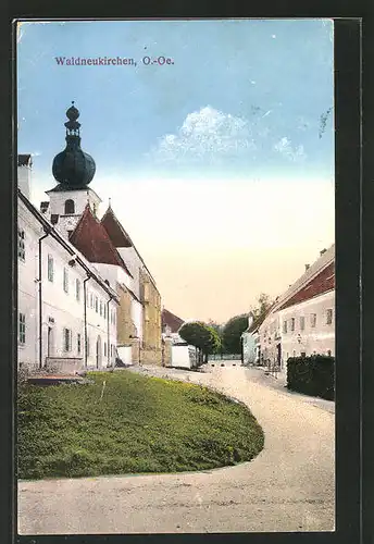 AK Waldneukirchen, Strasse mit Wohnhäusern und Kirchturm