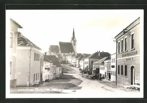 AK Pabneukirchen, Strassenpartie am Gasthof von Anton Huber, Blick zur Kirche