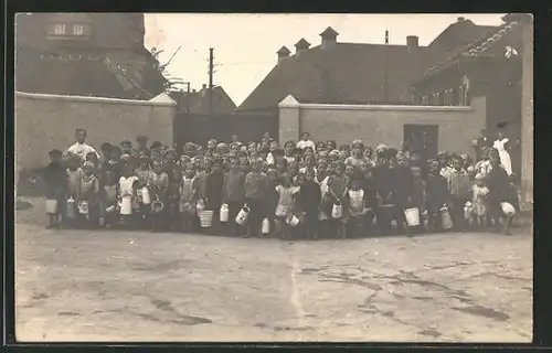 Foto-AK Buer-Hassel, Kinder holen Wurstbrühe im Kriegsjahr 1916