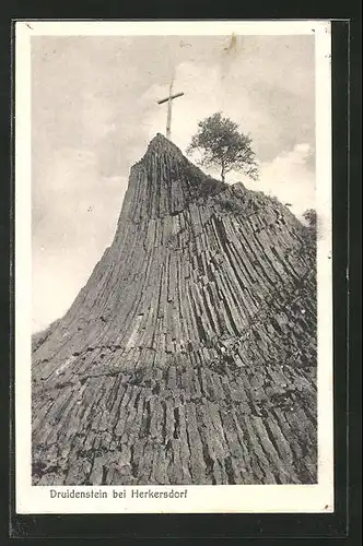 AK Herkersdorf, Gesteinsformation "Druidenstein" mit Gipfelkreuz