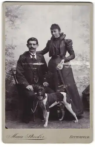 Fotografie Maria Strecker, Bitterfeld, Portrait Paar mit Hund, Boxer