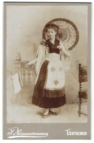 Fotografie J. Zimmermann, Leutkirch, Portrait patriotische Maid mit Krätzchen, Sonnenschirm und Fahne