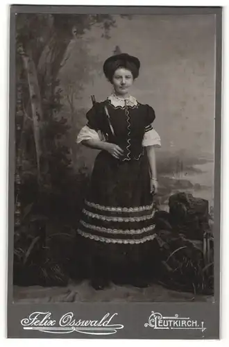 Fotografie Felix Osswald, Leutkirch, Portrait junge Frau in Kostüm mit Spielzeugflinte, Carneval 1908, Schützenverein