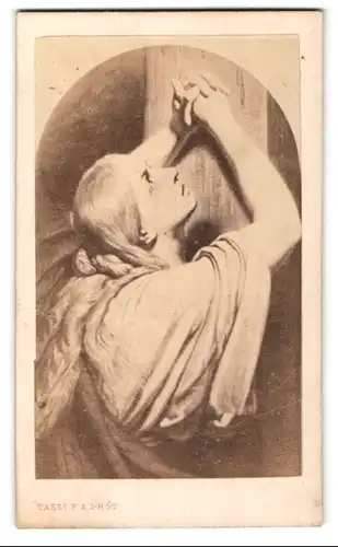 Fotografie P. A. Tassi, Ain, Gemälde von unbek. Künstler, Maria Magdalena am Kreuz