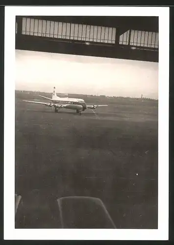 Fotografie Fotograf unbekannt, Ansicht Berlin-Tempelhof, Flugzeug DC-6 von einem Hangar aus gesehen