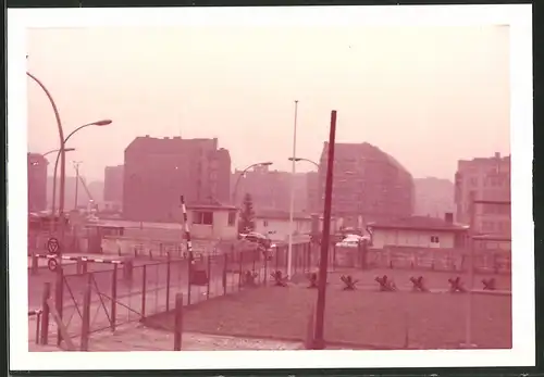 Fotografie Fotograf unbekannt, Ansicht Berlin, Zonengrenze an der Berliner Mauer