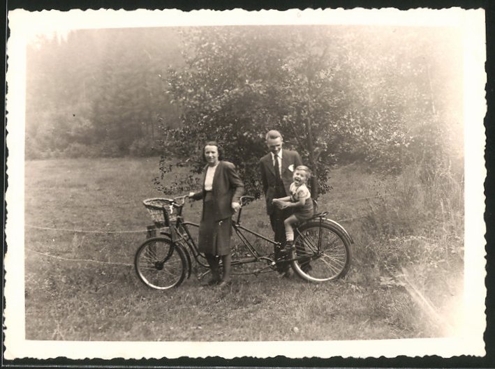 Fotografie Fahrrad Tandem Familie Wahrend Einer Ausfahrt Ins Grune Nr 808 Oldthing Technik Verkehr