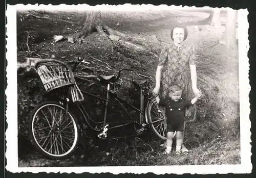 Fotografie Fahrrad-Tandem, Mutter & Kind neben Velo