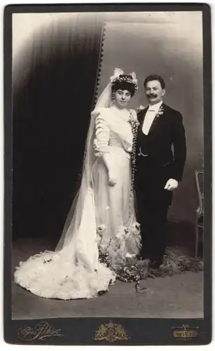 Fotografie Alfons Piksa, Wien, elegantes Brautpaar nach der Hochzeit im Foto-Atelier