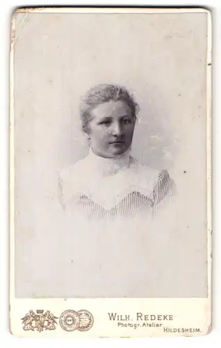 Fotografie Wilh. Redeke, Hildesheim, Portrait junge Frau mit zusammengebundenem Haar